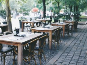 Μείωση 50% στα τέλη τραπεζοκαθισμάτων