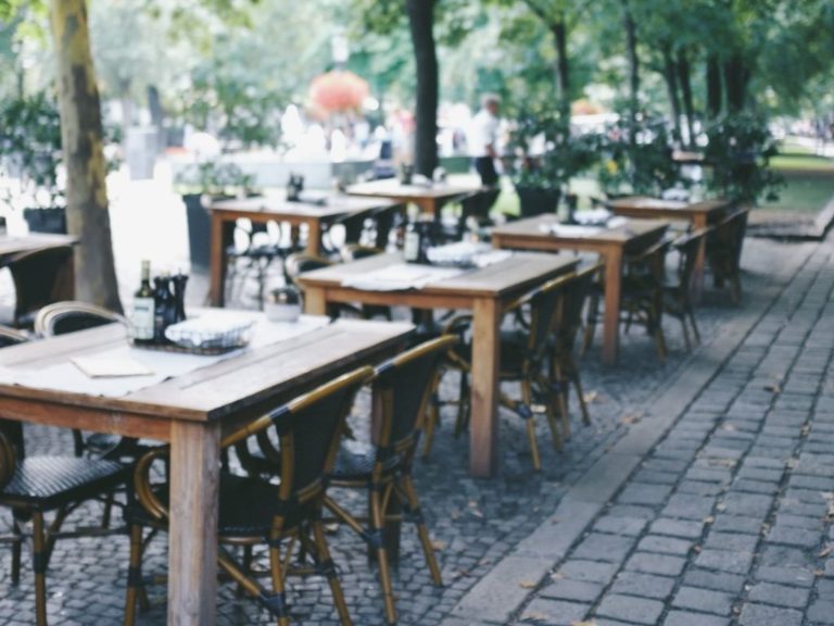 Μείωση 50% στα τέλη τραπεζοκαθισμάτων