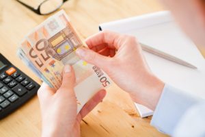 Υποχρέωση εξόφλησης συναλλαγών 500 ευρώ με τραπεζικά μέσα πληρωμής